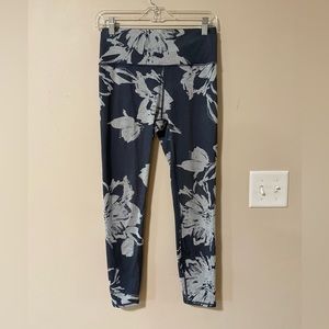 Vuori gray floral leggings size medium